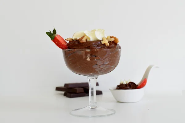 Glass of Chocolate pudding with whipped cream and strawberry — Stock Photo, Image