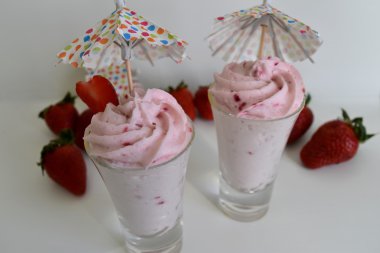 Bardak çilek meyve çilek köpükleri 