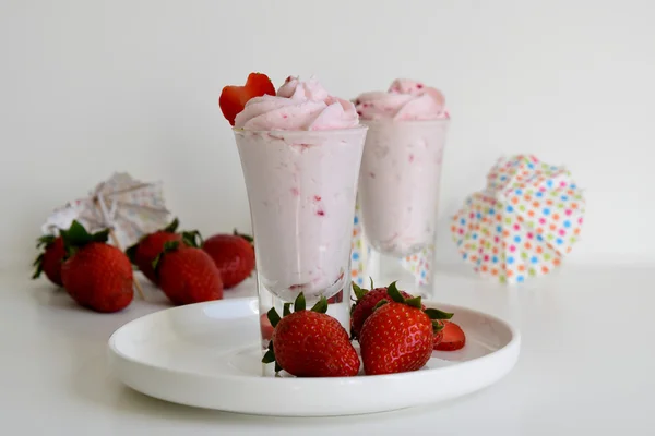 Bicchiere di mousse di fragole con frutto di fragola — Foto Stock