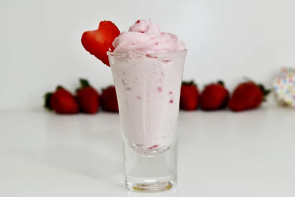 Copa de mousses de fresa con fruta de fresa — Foto de Stock