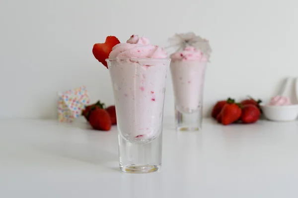 Glass of strawberry mousses with strawberry fruit — Stock Photo, Image