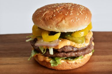 Susam tohumu çörek üzerinde ev yapımı hamburger 