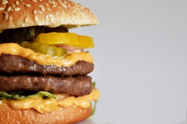 Susam tohumu çörek üzerinde ev yapımı hamburger 