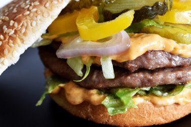 Susam tohumu çörek üzerinde ev yapımı hamburger 