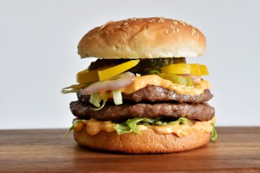 Susam tohumu çörek üzerinde ev yapımı hamburger 