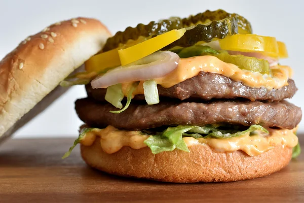 Susam tohumu çörek üzerinde ev yapımı hamburger 