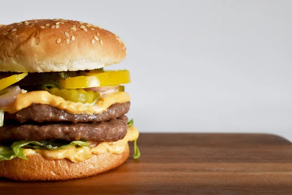 Susam tohumu çörek üzerinde ev yapımı hamburger 