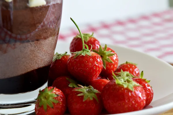 Bicchiere di Cioccolato Moose con Fragola fresca — Foto Stock