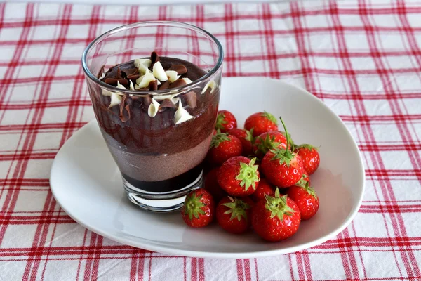 Bicchiere di Cioccolato Moose con Fragola fresca — Foto Stock