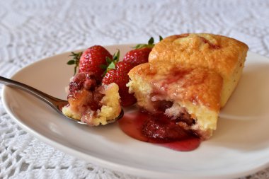 Taze çilek meyve ile ev yapımı çilekli kek