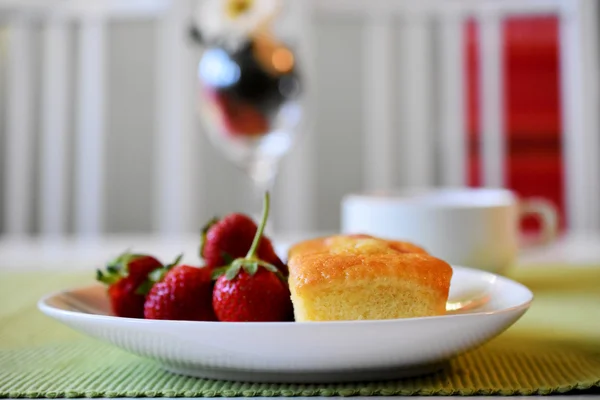 Homemade strawberry muffins with fresh Strawberry fruit — Stock Photo, Image