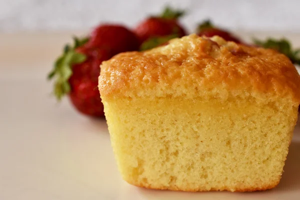 Um close de muffins de morango caseiros com frutas frescas de morango — Fotografia de Stock