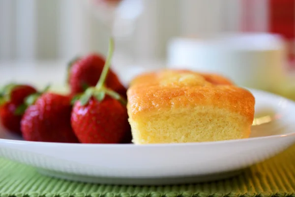 Muffin alla fragola fatti in casa con frutta fresca alla fragola su un piatto bianco — Foto Stock
