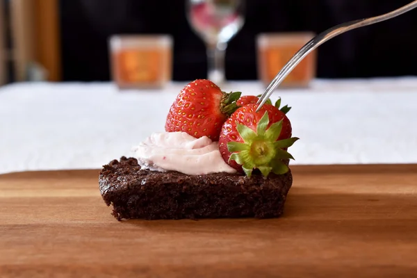 Deliciosa torta de chocolate coberto com mousse de morango e morango fresco — Fotografia de Stock