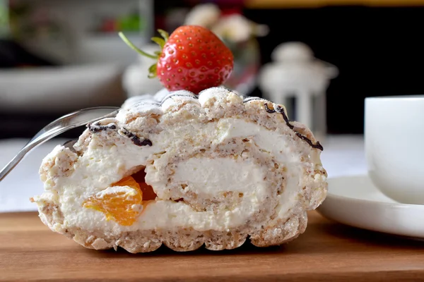 Meringue and hazelnut cake roll with whipped cream, chocolate and mandarins. — Stock Photo, Image