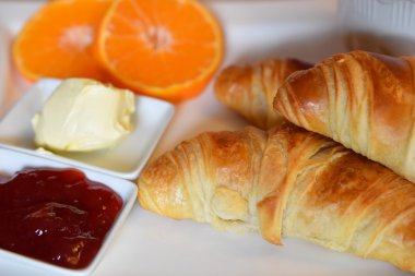 Kahvaltı kruvasan, reçel ve tereyağı ile.