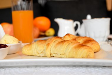 Kahvaltı kruvasan, reçel ve tereyağı ile.