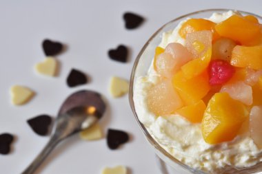 Tatlı vanilya köpükleri üstüne meyve ile bardak