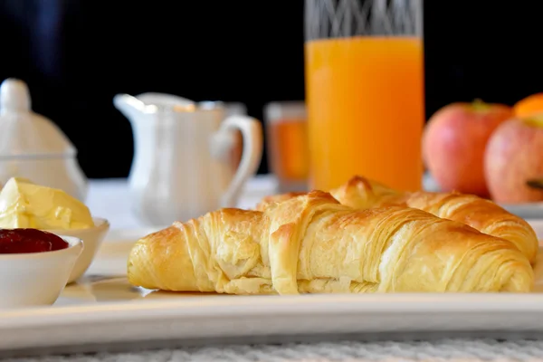 Petit déjeuner avec croissants, confiture et beurre . — Photo