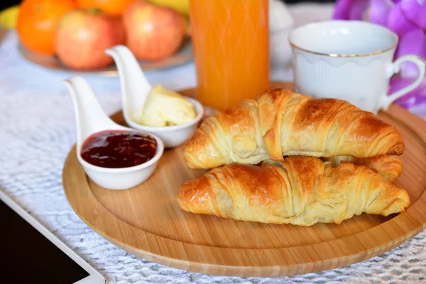 Petit déjeuner avec croissants, confiture et beurre . — Photo