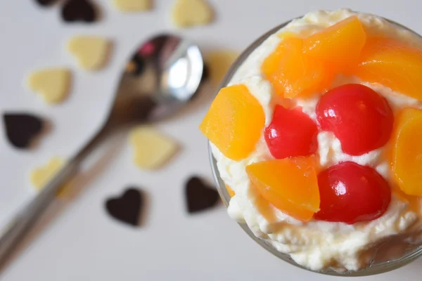 Glass of  dessert vanilla mousses with fruit on top — Stock Photo, Image