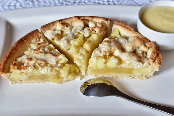 Lezzetli taze pişmiş elma pasta basit bir dilim.