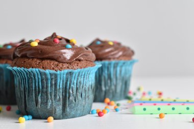 Ahşap masa üzerinde sprinkles ile ev yapımı çikolatalı kek 