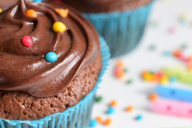 Ahşap masa üzerinde sprinkles ile ev yapımı çikolatalı kek 