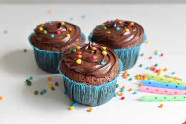 Ahşap masa üzerinde sprinkles ile ev yapımı çikolatalı kek 