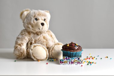 Ev yapımı çikolatalı kek ile sprinkles ahşap masa mini üzerinde ayı doğum günü için.