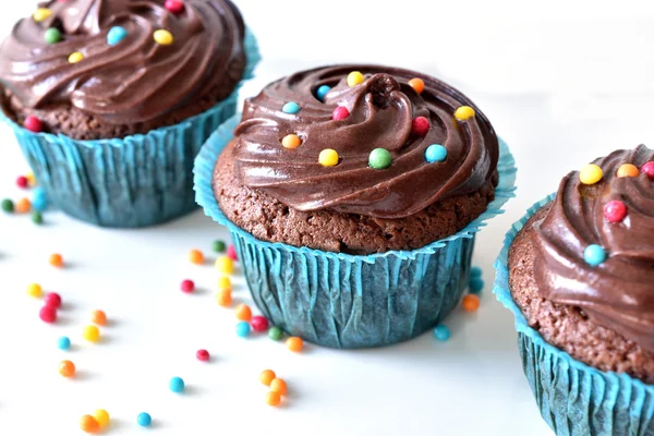 Ahşap masa üzerinde sprinkles ile ev yapımı çikolatalı kek 