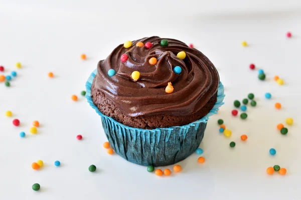 Ahşap masa üzerinde sprinkles ile ev yapımı çikolatalı kek 