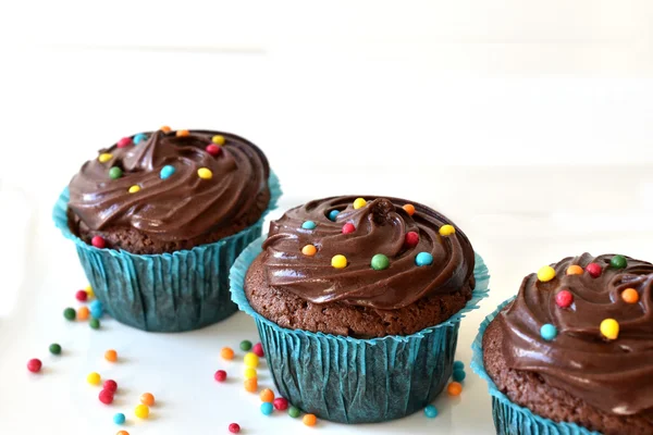 Ahşap masa üzerinde sprinkles ile ev yapımı çikolatalı kek 