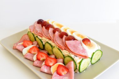 Çok popüler bir İskandinav İsveçli pasta. Katmanlı bir pasta sandviç ekmeği çeşitli doldurma ve Topingler ile yumurta, meyve, jambon ve sebze ile kullanıyor.