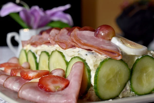 Çok popüler bir İskandinav İsveçli pasta. Katmanlı bir pasta sandviç ekmeği çeşitli doldurma ve Topingler ile yumurta, meyve, jambon ve sebze ile kullanıyor.