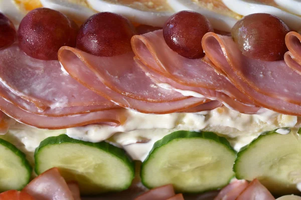 Çok popüler bir İskandinav İsveçli pasta. Katmanlı bir pasta sandviç ekmeği çeşitli doldurma ve Topingler ile yumurta, meyve, jambon ve sebze ile kullanıyor.