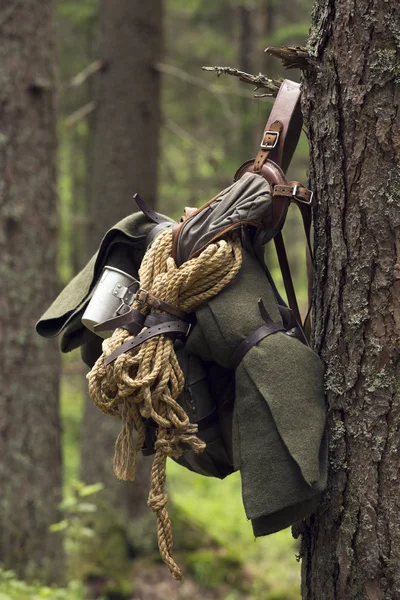 Askeri sırt çantası yürüyen