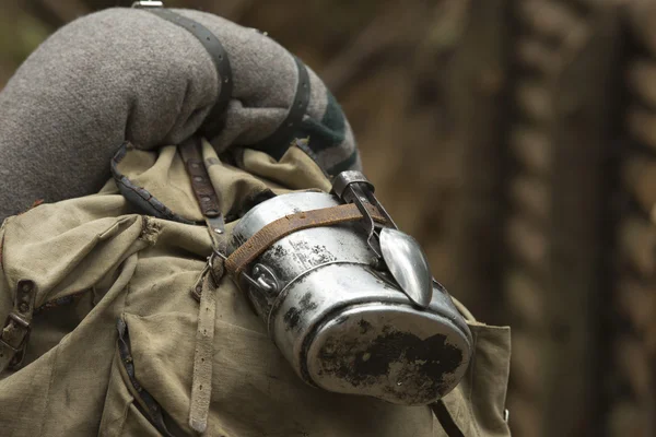 Askeri sırt çantası yürüyen