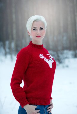 Geyikli, kırmızı kazaklı, güzel bir kadın.