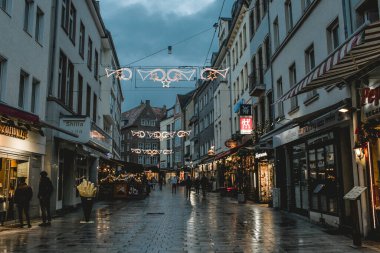 Almanya, Düsseldorf - 3 Ocak 2018: Eski Şehir 'de yaya sokağı.
