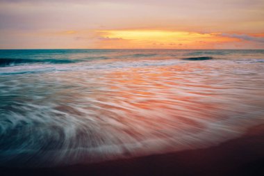 Hint Okyanusu sahilinin tropik, parlak günbatımı