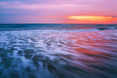 Hint Okyanusu sahilinin tropik, parlak günbatımı