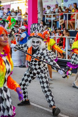 Punta Cana, Dominik Cumhuriyeti - 21 Şubat 2026: Punta Cana 'da Renkli Geleneksel Karnaval, Yıllık Festival 2026