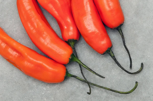 Aji amarillo sıcak biber taş zemin üzerine grup