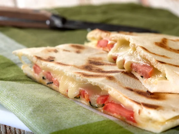 Eritilmiş peynir ve domates Caprese san