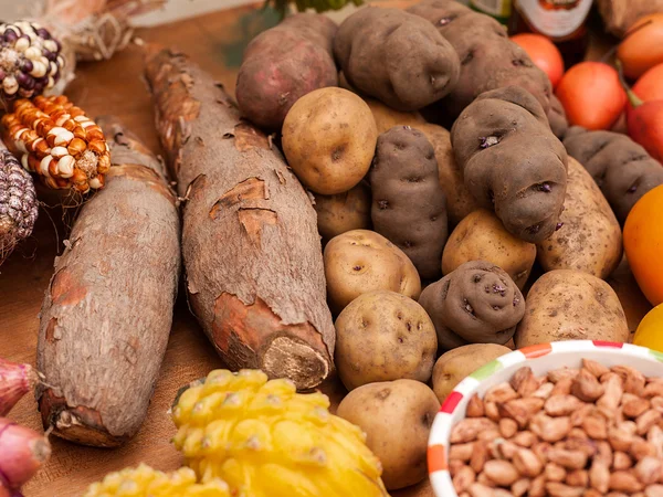 Sortimento de batatas peruanas, iúca e milho — Fotografia de Stock