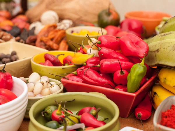 Ahşap masa üstüne Perulu sıcak biber ürün yelpazesine