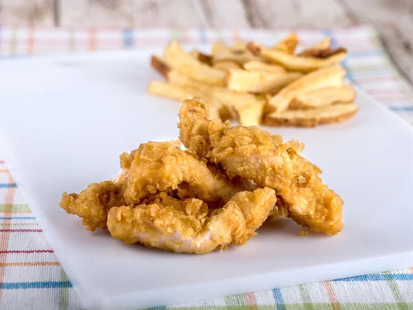 Pollo tenero e patatine fritte — Foto Stock
