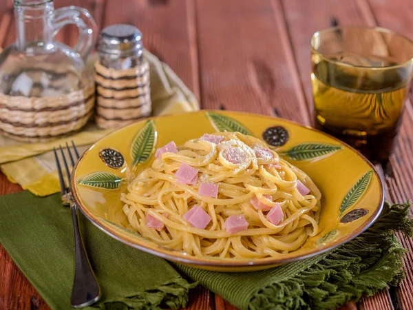 Fettuccine Alfredo kase rustik ortamda