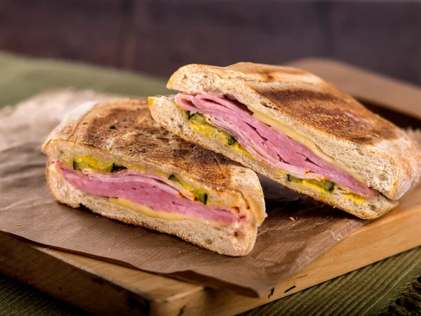 Šunkou a sýrem, opečený sendvič panini — Stock fotografie